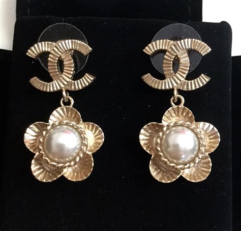 chanel classic cc pearl earrings